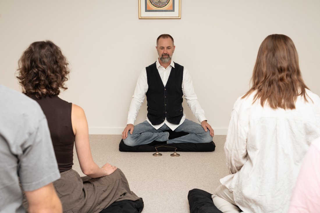 Derk Mulder met een kleine meditatiegroep in Den Bosch
