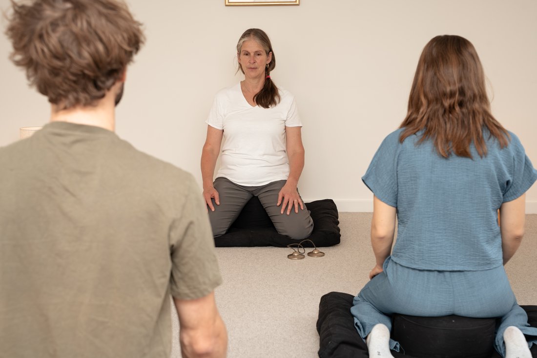 Lysbeth Mulder met een kleine meditatiegroep in Oisterwijk
